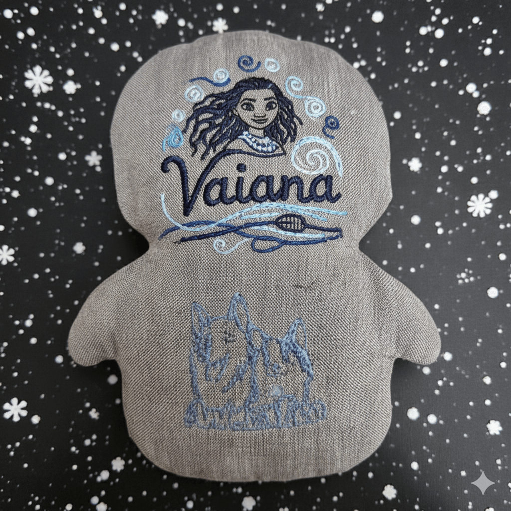 Doudou Baby Manchot en chanvre naturel avec motif Vaiana et chien, joujou écologique et non toxique pour chiens.