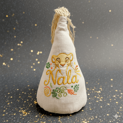 Joujou chien Nala en tissu naturel avec broderie colorée sur fond scintillant